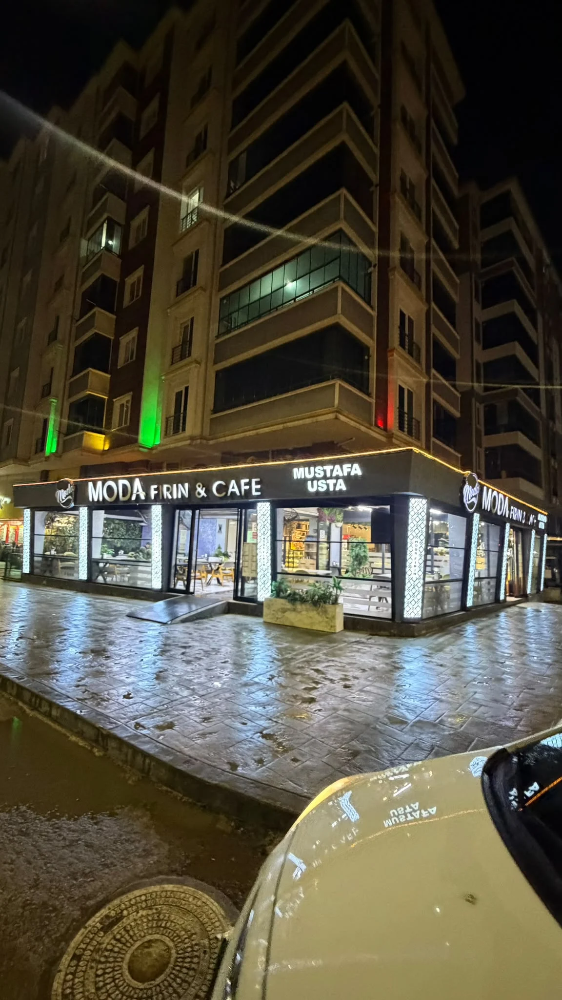Samsun Moda Fırın Cafe’nin gece dış cephesi